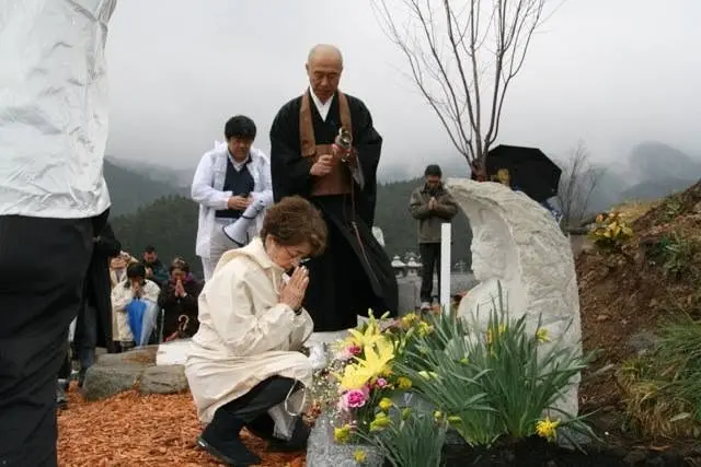 倍賞千恵子さんをお迎えし、石巻の桜の山で記念植樹を行いました
