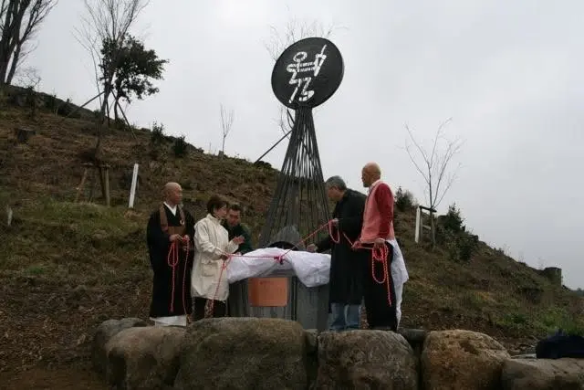 祈りの塔の除幕式